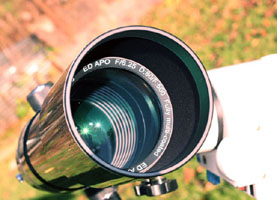 Внутренняя часть бленды обклеена бархатной бумагой, благодаря чему она плотно прилегает к трубе.