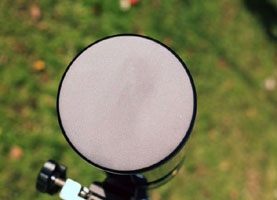 Крышка тоже выполнена из металла, имеет матовое черное покрытие.